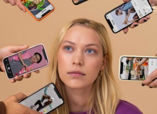 सोशल मीडिया फ्री है या आपकी मेंटल हेल्थ चुका रही है इसकी कीमत? सोशल मीडिया का उपयोग दिन प्रतिदिन बढता जा रहा है, लोग मनोरंजन, जानकारियों और आपस में जुड़े रहने के उद्देश्य से सोशल मीडिया का उपयोग करते हैं।