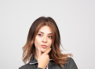 ये 4 चीजें किसी से Expect नहीं करना चाहिए! portrait-beautiful-young-woman-standing-thinking