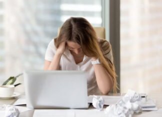 कहीं आपकी थकान का कारण मानसिक तनाव या डिप्रेशन तो नहीं? थकान और डिप्रेशन वाली थकान के बिच का अंतर