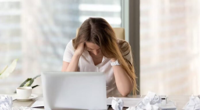 कहीं आपकी थकान का कारण मानसिक तनाव या डिप्रेशन तो नहीं? थकान और डिप्रेशन वाली थकान के बिच का अंतर