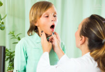 हकलाना क्या है? इसके लक्षण व मनोवैज्ञानिक सम्बन्ध क्या हैं?